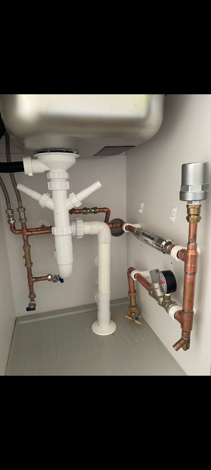 Tidy under-sink copper pipework with scale reducer and waste